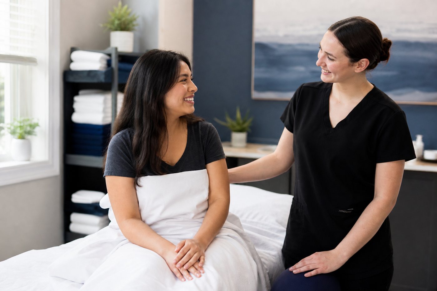 Paciente feliz hablando con su terapeuta de masajes